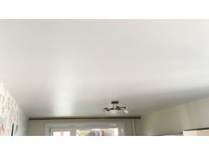 Монтаж потолка в гостиной 17 м2 с использованием пленки VIPCEILING серии MONLANGE S9020 (3.25)