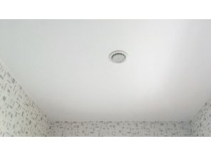 Монтаж потолка в спальне 6 м2 с использованием пленки VIPCEILING серии MONLANGE M9001 (2.15)