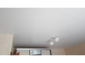 Монтаж потолка в гостиной 17 м2 с использованием пленки VIPCEILING серии MONLANGE M9001 (4.35)