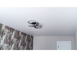 Монтаж потолка в спальне 13 м2 с использованием пленки VIPCEILING серии MONLANGE M9001 (3.25)