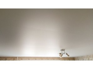 Монтаж потолка в гостиной 20 м2 с использованием пленки VIPCEILING серии MONLANGE M9001 (3.50)