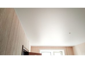 Монтаж потолка в спальне 11 м2 с использованием пленки VIPCEILING серии MONLANGE M9001 (3.50)