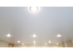 Монтаж потолка в гостиной 27 м2 с использованием пленки VIPCEILING серии MONLANGE S9020 (5.45)