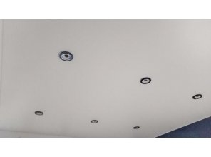 Монтаж потолка в гостиной 13 м2 с использованием пленки VIPCEILING серии MONLANGE S9020 (3.50)