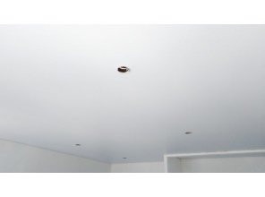 Монтаж потолка на кухне 23 м2 с использованием пленки VIPCEILING серии MONLANGE M9001 (5.45)