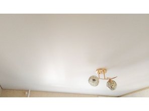 Монтаж потолка на кухне 8 м2 с использованием пленки VIPCEILING серии MONLANGE M9001 (3.50)