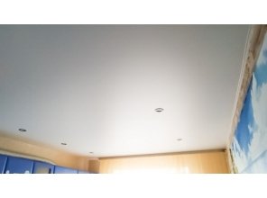 Монтаж потолка на кухне 11 м2 с использованием пленки VIPCEILING серии MONLANGE S9020 (3.50)