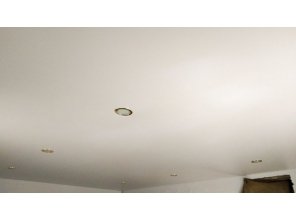 Монтаж потолка в деревянном доме 34 м2 с использованием пленки VIPCEILING серии MONLANGE M9001 (2.15)