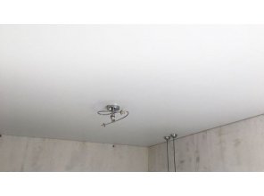 Монтаж потолка в спальне 12 м2 с использованием пленки VIPCEILING серии MONLANGE M9001 (3.50)