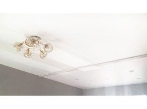 Монтаж потолка в гостиной 18 м2 с использованием пленки VIPCEILING серии MONLANGE M9001 (3.50)