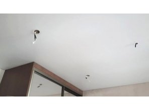 Монтаж потолка в спальне 11 м2 с использованием пленки VIPCEILING серии MONLANGE M9001 (3.50)