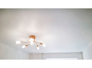 Монтаж потолка в спальне 11 м2 с использованием пленки VIPCEILING серии MONLANGE M9001 (3.50)