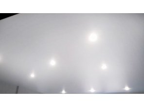 Монтаж потолка в гостиной 16 м2 с использованием пленки VIPCEILING серии MONLANGE M9001 (5.45)