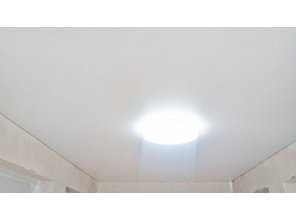 Монтаж потолка в гостиной 16 м2 с использованием пленки VIPCEILING серии MONLANGE M9001 (3.50)