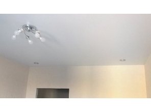 Монтаж потолка в гостиной 16 м2 с использованием пленки VIPCEILING серии MONLANGE M9001 (3.50)