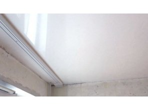 Монтаж потолка в гостиной 15 м2 с использованием пленки VIPCEILING серии MONLANGE L9001 (3.50)