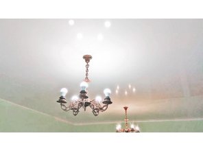 Монтаж потолка в деревянном доме 36 м2 с использованием пленки VIPCEILING серии MONLANGE L9001 (5.45)