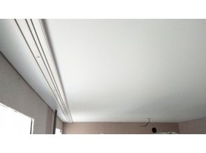 Монтаж потолка в гостиной 15 м2 с использованием пленки VIPCEILING серии MONLANGE M9001 (5.45)