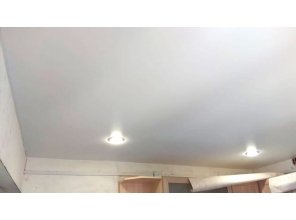 Монтаж потолка на кухне 7 м2 с использованием пленки VIPCEILING серии MONLANGE M9001 (3.50)