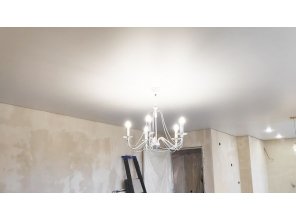 Монтаж потолка на кухне 24 м2 с использованием пленки VIPCEILING серии MONLANGE S9020 (3.50)