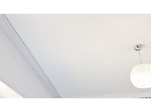 Монтаж потолка в спальне 18 м2 с использованием пленки VIPCEILING серии MONLANGE M9001 (3.50)