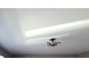 Монтаж потолка в гостиной 19 м2 с использованием пленки VIPCEILING серии MONLANGE M9001 (5.45)