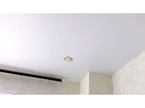 Монтаж потолка в спальне 10 м2 с использованием пленки VIPCEILING серии MONLANGE S9020 (3.50)