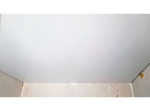 Монтаж потолка в спальне 13 м2 с использованием пленки VIPCEILING серии MONLANGE M9001 (3.50)