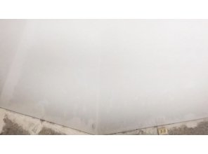 Монтаж потолка на кухне 9 м2 с использованием пленки VIPCEILING серии MONLANGE L9001 (3.50)