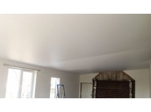 Монтаж потолка в деревянном доме 55 м2 с использованием пленки VIPCEILING серии MONLANGE M9001 (2.15)