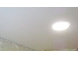 Монтаж потолка в гостиной 13 м2 с использованием пленки VIPCEILING серии MONLANGE M9001 (2.15)