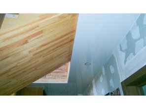 Монтаж потолка в деревянном доме 6 м2 с использованием пленки VIPCEILING серии MONLANGE L9057 (3.50)
