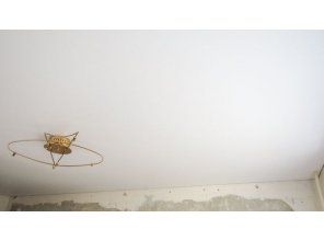 Монтаж потолка в спальне 12 м2 с использованием пленки VIPCEILING серии MONLANGE M9001 (2.15)