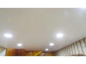 Монтаж потолка в деревянном доме 28 м2 с использованием пленки VIPCEILING серии MONLANGE M9001 (5.45)