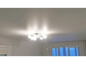 Монтаж потолка в гостиной 18 м2 с использованием пленки VIPCEILING серии MONLANGE M9001 (3.50)