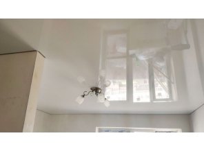 Монтаж потолка в гостиной 16 м2 с использованием пленки VIPCEILING серии MONLANGE L9001 (3.50)