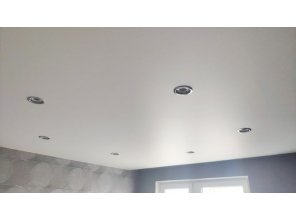 Монтаж потолка в спальне 19 м2 с использованием пленки VIPCEILING серии MONLANGE M9001 (3.50)