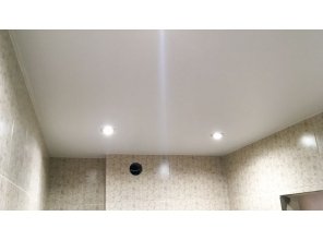 Монтаж потолка в ванной 4 м2 с использованием пленки VIPCEILING серии MONLANGE M9001 (3.50)