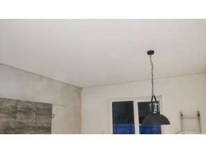 Монтаж потолка на кухне 20 м2 с использованием пленки VIPCEILING серии MONLANGE M9001 (3.50)