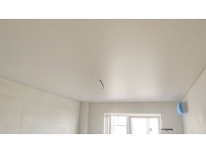 Монтаж потолка в гостиной 20 м2 с использованием пленки VIPCEILING серии MONLANGE M9001 (3.50)