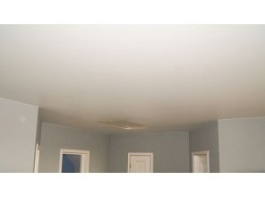 Монтаж потолка в деревянном доме 32 м2 с использованием пленки VIPCEILING серии MONLANGE M9001 (5.45)