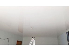 Монтаж потолка для зала 18 м2 с использованием пленки VIPCEILING серии MONLANGE L9001 (3.50)