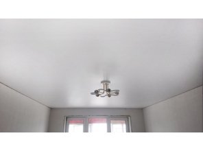 Монтаж потолка в гостиной 17 м2 с использованием пленки VIPCEILING серии MONLANGE M9001 (3.50)