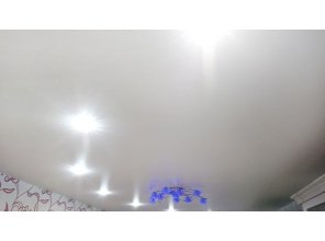 Монтаж потолка в гостиной 17 м2 с использованием пленки VIPCEILING серии MONLANGE S9020 (3.50)