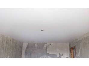 Монтаж потолка в гостиной 18 м2 с использованием пленки VIPCEILING серии MONLANGE M9001 (3.50)