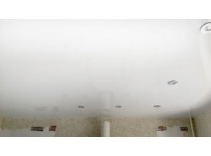 Монтаж потолка на кухне 8 м2 с использованием пленки VIPCEILING серии MONLANGE L9001 (3.50)