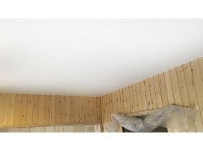 Монтаж потолка в деревянном доме 8 м2 с использованием пленки VIPCEILING серии MONLANGE M9001 (3.50)