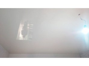 Монтаж потолка в спальне 21 м2 с использованием пленки VIPCEILING серии MONLANGE L9042 (5.45)