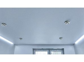 Монтаж потолка в спальне 12 м2 с использованием пленки VIPCEILING серии MONLANGE M9001 (3.25)