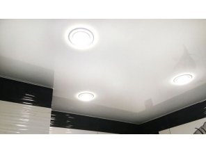 Бесшовный глянцевый натяжной потолок в ванную комнату 2,5 м2